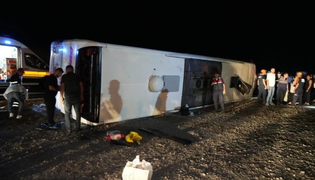 Yolcu otobüsü devrildi: Çok sayıda yaralı var