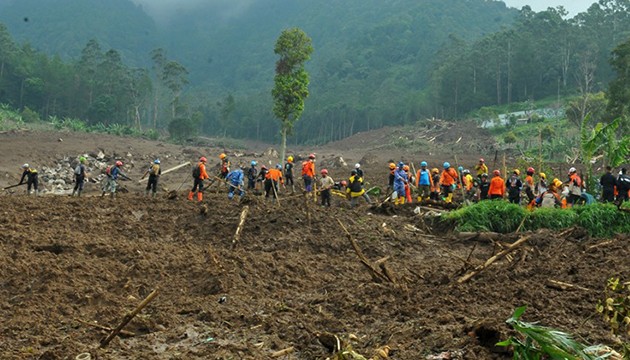 Toprak kayması: Ölü sayısı artıyor