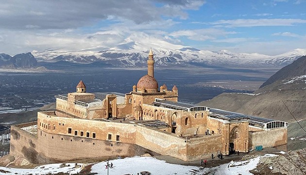 Karla kaplı İshak Paşa Sarayı'na yoğun ilgi