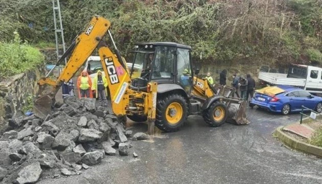 Sarıyer'de istinat duvarı yıkıldı