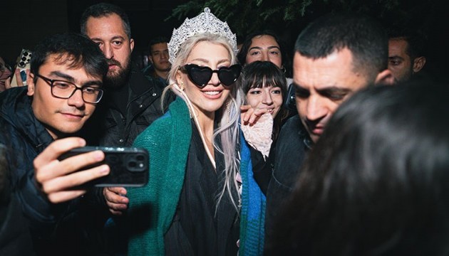 ODTÜ öğrencilerinden Hande Yener'e onur ödülü