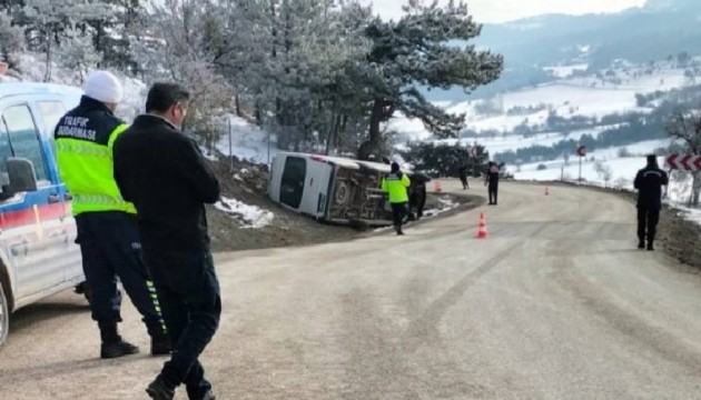 Bolu'da işçileri taşıyan minibüs devrildi