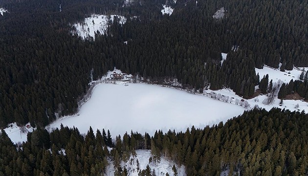 Sıcaklıklar düştü: Göl buz tuttu