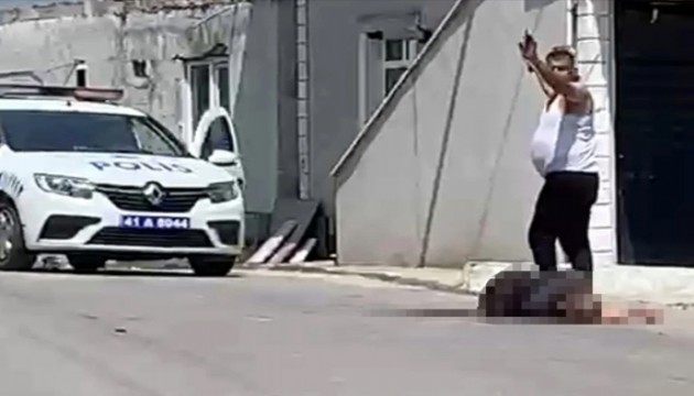 Kocaeli'de dehşet: Eşini herkesin gözü önünde defalarca bıçakladı