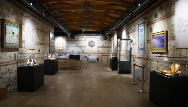 Kutsal Emanetler sergisi Rami Kütüphanesi'nde açıldı