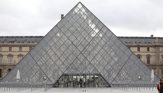 Louvre'da yeni kriz: Kapatıldı