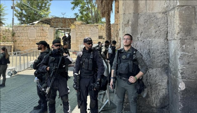 İsrail polisi, cuma namazını Mescid-i Aksa'da kılmak isteyen yüzlerce Filistinlinin girişine izin vermedi