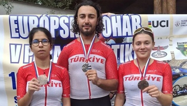 Milli sporculardan tarihi başarı