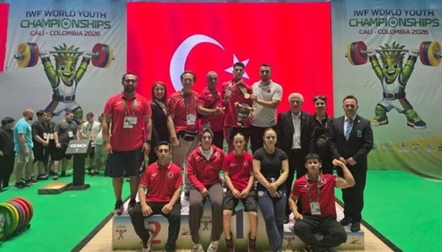 Milli sporcular madalyaları topladı