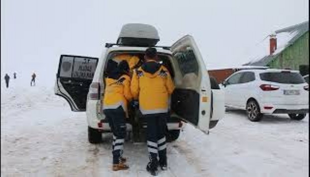 Şanlıurfa'da paletli ambulanslarla kar yağışına rağmen hastalar kurtarıldı
