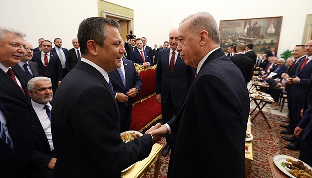 Latif Şimşek yazdı: ABD'den uzak durmak Özgür Özel'e yakın olmak