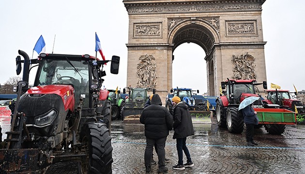 Paris'te protesto sürüyor