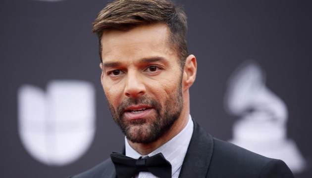 Ricky Martin eline kına yaktırdı