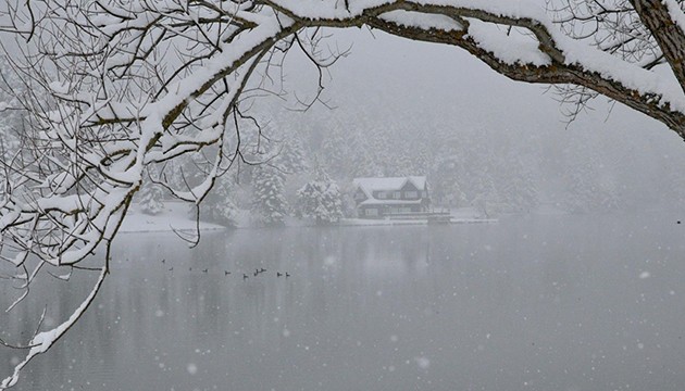 Kar yağışı tatilcileri sevindirdi