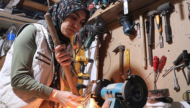 Eşine yardım ederek başladı, kendi atölyesini kurdu