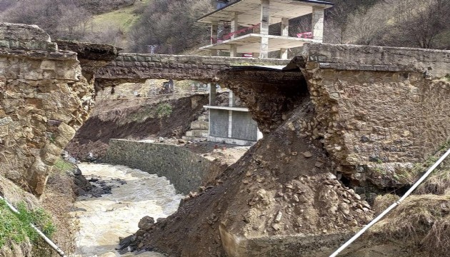 Trabzon'da yağış nedeniyle tarihi taş köprü çöktü