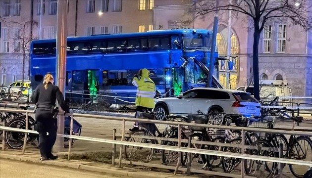 İsveç'te otobüs durağa girdi: 3 ölü