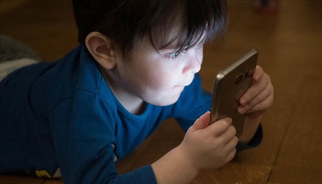Erken yaşta telefon kullanımı çocukların gelişimini tehdit ediyor