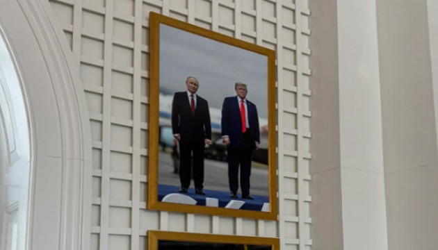 Trump Putin ile olan fotoğrafını çerçeveletip duvarına astı