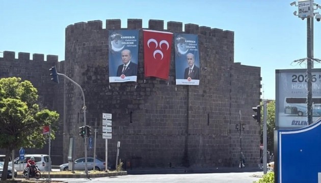 Bahçeli'nin posteri Diyarbakır surlarında