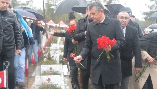 Özgür Özel Deprem Şehitliği'ni ziyaret etti