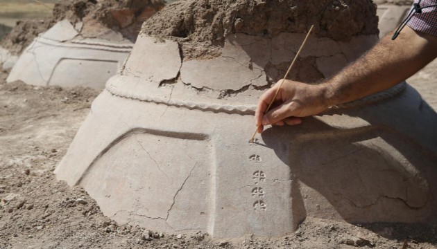 Van'da çivi yazılı 76 küp ortaya çıkarıldı