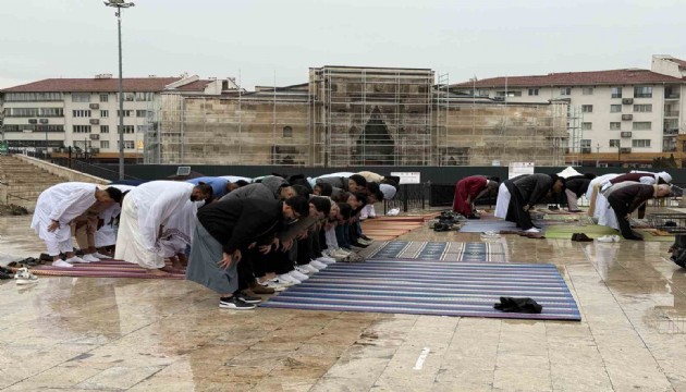 4 asırlık camide bayram namazı