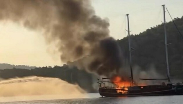 Göcek'te yanan tekne battı