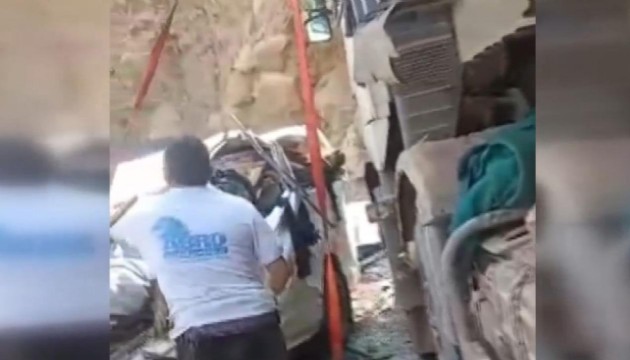 Yemen'de yolcu otobüsü devrildi: 16 ölü