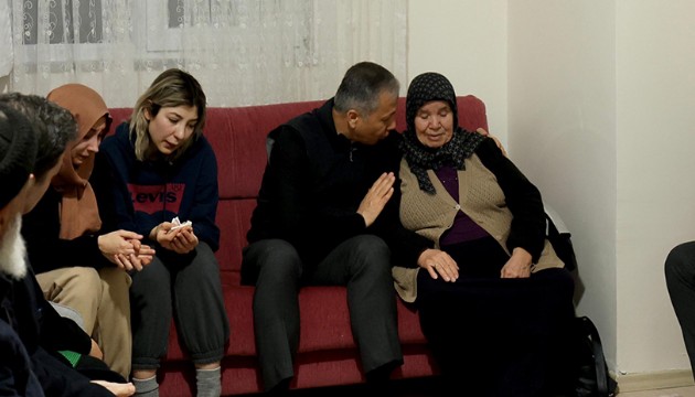 Bakan Yerlikaya'dan şehit polis Koçyiğit'in ailesine ziyaret