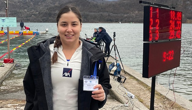 Buz yüzmede Türkiye rekoru